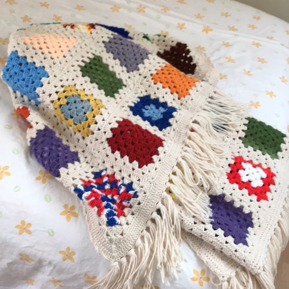 Granny Square crochet throw blanket cream yarn colorful handmade. Tassels green - Picture 9 of 16